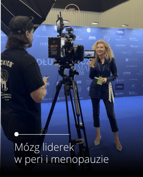 kobieta mówiąca do mikrofonu